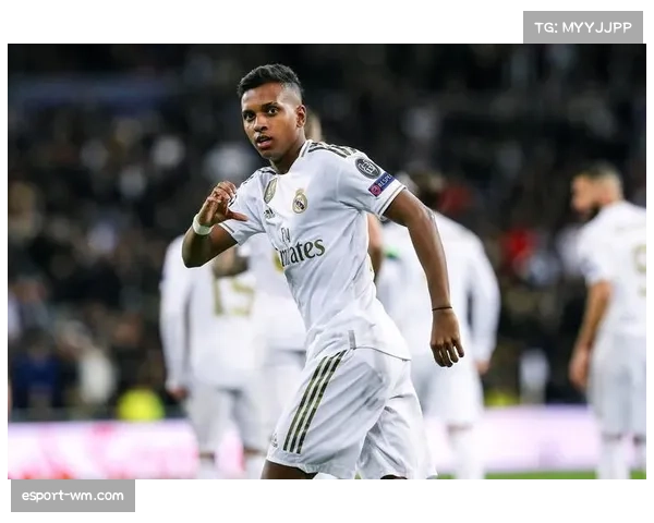 皇马中场新星逐渐崭露头角展现非凡实力球队未来发展前景值得无限期待